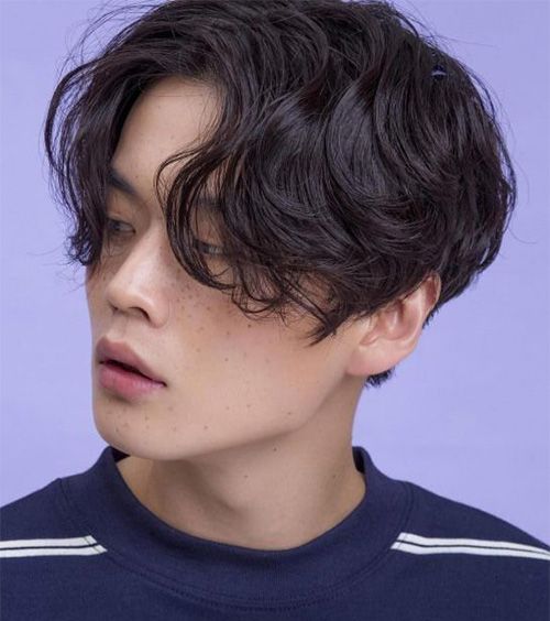 Two Block Haircut Ideas #twoblockhaircut #twoblock #twoblockhairstyle #asianhaircut #koreanhaircut #asianhairstyles #koreanhairstyle #eboy #eboyhaircut #asianmenhairstyles #kpop #kpophairstyle Wavy Perm, Two Block Haircut, Boys Korean, Monochrome Makeup Look, Portrait References, Asian Haircut, Makeup Hacks Beauty Secrets, Kpop Hair, Mens Haircut