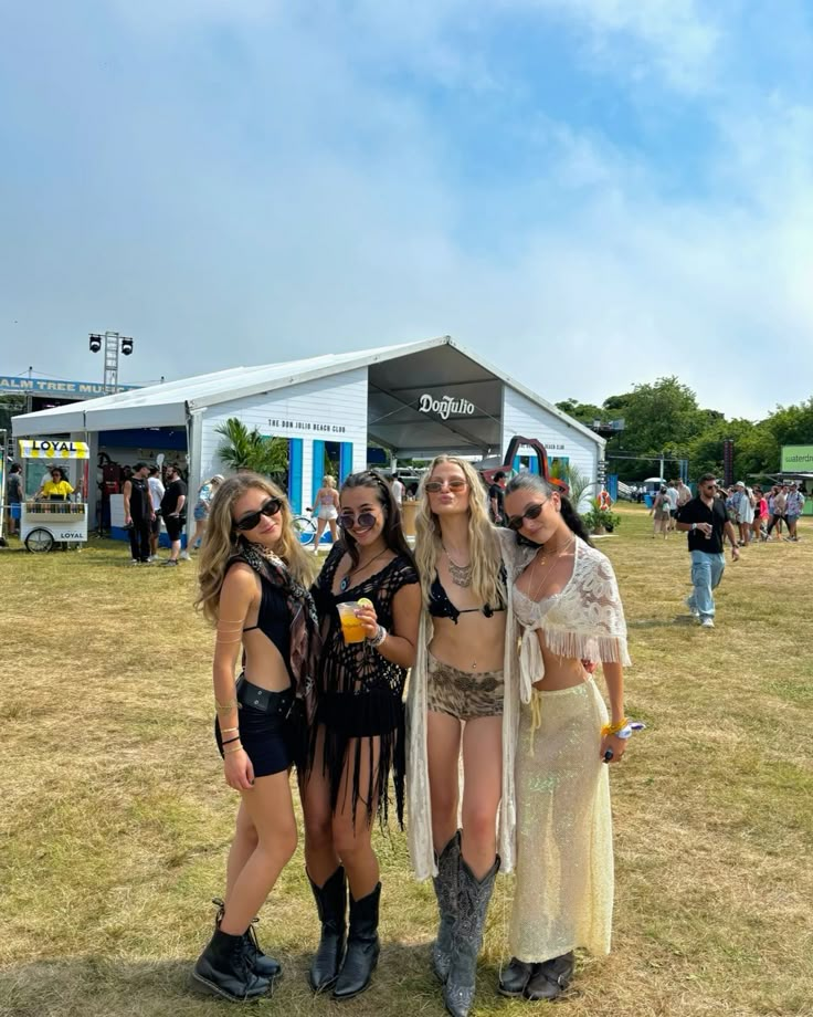 Outside Lands Music Festival, Doof Festival Outfits, Global Dance Festival Outfits, Zamna Festival Outfit, All Points East Festival Outfit, Reading Festival Outfit Ideas, Festival Beach Outfit, Elements Festival Outfit, Oceans Calling Festival Outfit