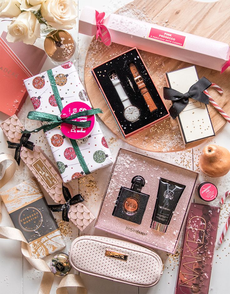 Gift Guide: For Her. Fancy Cosmetics, Trending Christmas, Wallpapers Beautiful, Content Inspiration, Trending Christmas Gifts, Christmas Inspo, Christmas Gifts For Him, Christmas Trends, Ruby Rose