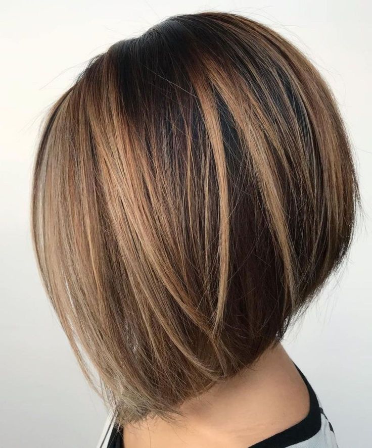 Partial Bronde Balayage for Brunette Bob Bob Hairstyles With Highlights, Dark Hair Bobs, Hairstyles With Highlights, Fav Hairstyles, Highlights For Dark Brown Hair, Line Bob Haircut, 60 Hairstyles, Trendy Bob Hairstyles, Brunette Bob