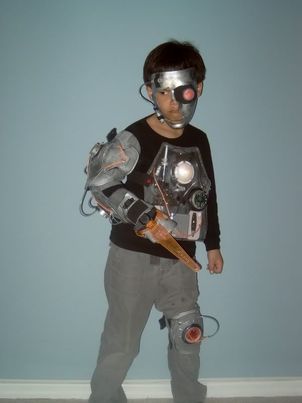 Homemade Cyborg Costume | CyborgChild Costum DIY Venom Halloween Costume, Robot Halloween Costume, Dark Costumes, Star Trek Costume, Robot Costumes, Horror Costume, Scary Costumes, American Gothic, Homemade Halloween