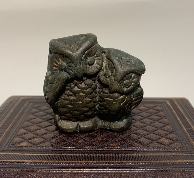 a metal object sitting on top of a wooden box