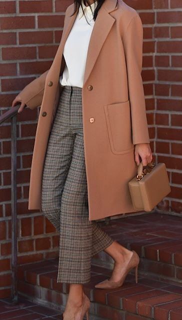 17 winter outfit ideas for the office Chique Outfit, Tan Coat, Checkered Pants, Winter Outfit Ideas, Chique Outfits, Winter Outfits For Work, Meryl Streep, Business Outfit, Work Outfits Women