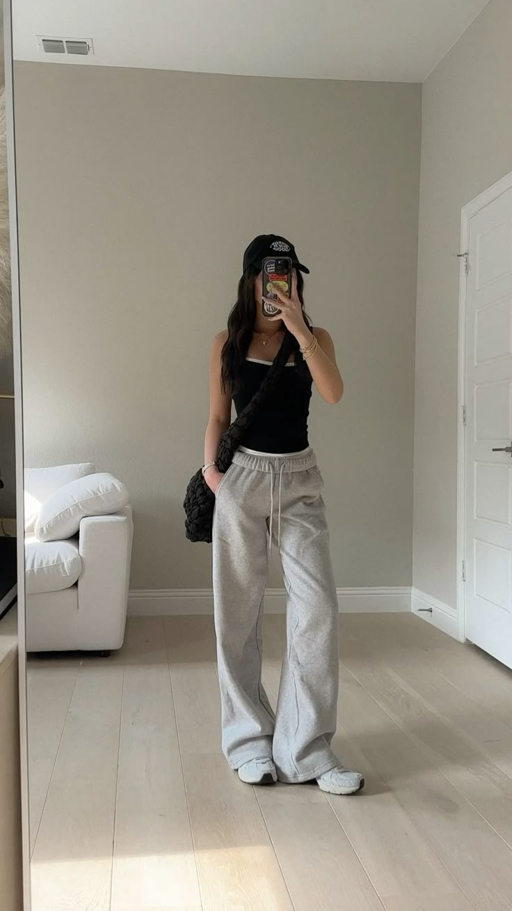 Gray Sweatpants Outfit, Cute Airport Outfit, Chic Travel Outfit, Lounge Outfit, Uni Outfits, Outfit Inspo Casual, Life Tips, Mode Inspo, Beauty And Lifestyle