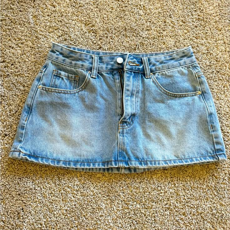 Size 4 (Small) Never Worn! Mid Rise Length Brandy Melville Outfits Skirt, Cute Brandy Melville Outfits, Low Rise Jean Skirt, Thrifting Manifestation, Mini Skirt Jeans, Mini Jeans Skirt, Jean Miniskirt, Lana Concert, Gracie Abrams Concert