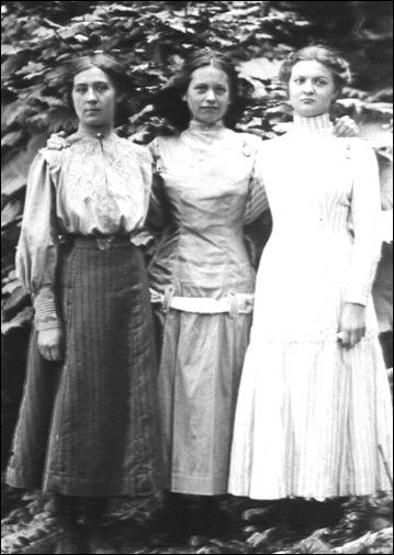 These are three of the 16 children borne by Carrie Thompson Cole and they wear fashions common on the frontier at the turn of the century. 1900 Working Class Fashion, 1900s Working Class Fashion, 1890s Working Class Fashion, 19th Century Working Class Clothing, 1910s Working Class Fashion, 1880s Working Class Dress, Edwardian Working Class Dress, Costume Contest Ideas, 1880s Women