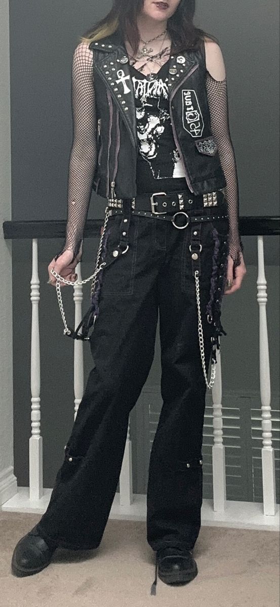 Rock Goth Aesthetic, Punk Outfits For Men, Aesthetic Man Clothes, Punk School Outfits, 80s Punk Fashion Male, Dark Punk Outfits, Emo Aesthetic Outfits Men, Goth Male Aesthetic, Metalhead Outfits 80s