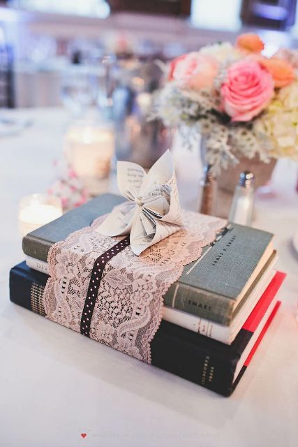 48 Simple And Cute Book Wedding Centerpieces | Wedding floral ...