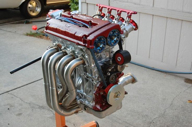 an engine is shown on a stand in front of a garage