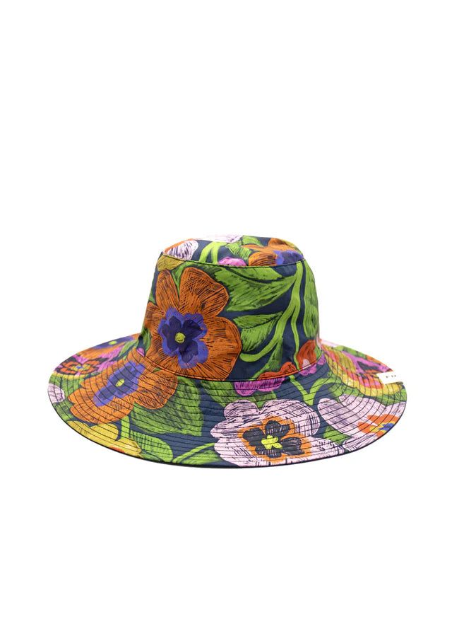 This summer bob embodies the perfect balance between casualness and summer style. Featuring a casual design, it offers lightweight protection from the sun while adding a fashionable touch to your outfit. Ideal to complete a summer look with a touch of freshness and relaxation. Casual Sun Hat For Beach Season, Trendy Cotton Sun Hat For Vacation, Casual Bucket Hat For Vacation, Casual Wide Brim Sun Hat, Casual Flat Brim Bucket Hat For Beach Season, Summer Cotton Hat For Vacation, Adjustable Bucket Hat For Poolside And Spring, Casual Brimmed Bucket Hat For Beach Season, Cotton Bucket Hat With Uv Protection For Vacation