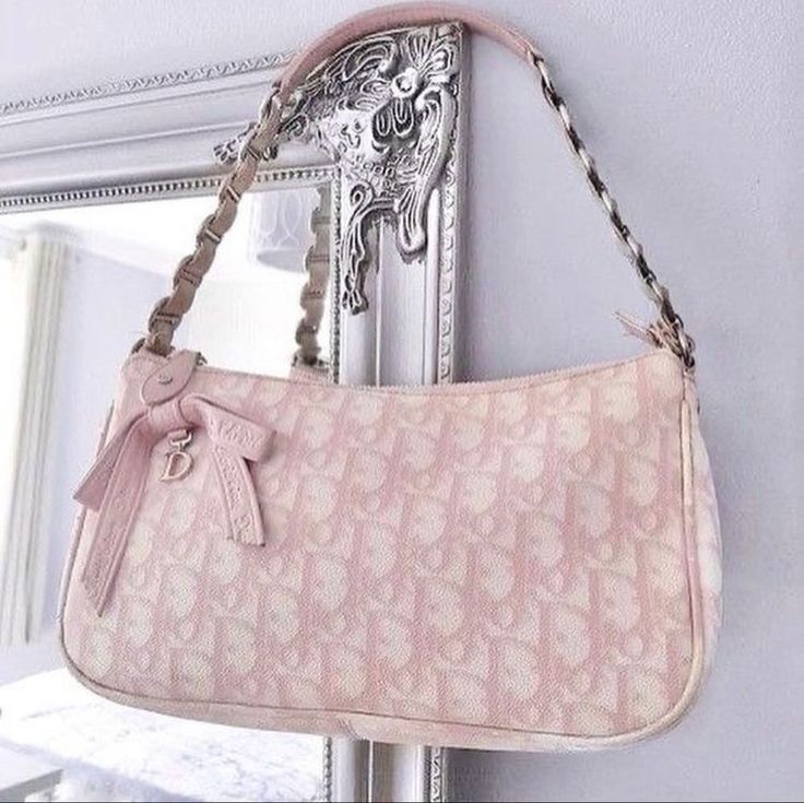 shoulder bag #fashion #bag #shoulder #shoulderbags #coach #style #stylish #inspiration #pinterest #womensclothing #accessories #accessory Tas Coach, My Style Bags, Luxury Bags Collection, Handbag Essentials, Girly Bags, Pink Girly Things, Luxury Purses, Fancy Bags, Pretty Bags