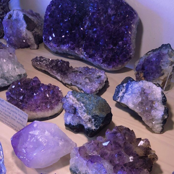 Crystal Room, Crystal Vibes, Crystal Aesthetic, Spiritual Crystals, Pretty Rocks, Cool Rocks, Purple Crystals, Crystal Shop, Purple Aesthetic