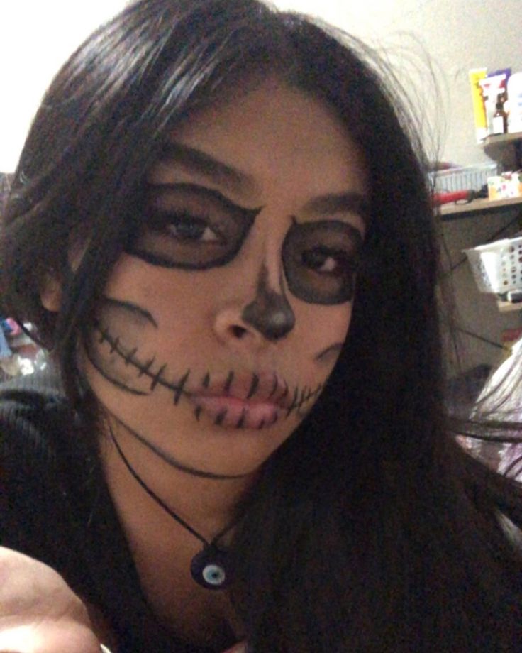 Easy Halloween Face Paint For Adults, At Home Easy Halloween Costumes, East Skeleton Makeup, Black Eyeliner Halloween Makeup, Simple Skeleton Makeup Half Face, Easy Grim Reaper Makeup, Skeleton Makeup Halloween Easy, Skeleton Make Up Look, Latina Skeleton Makeup