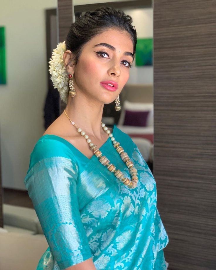 Pooja Hegde Blue Sari, Sky Blue Saree, Blue Silk Saree, Saree Bollywood, Pooja Hegde, Indian Saree Blouses Designs, Silk Saree Blouse Designs, Indian Woman, Silk Saree Blouse