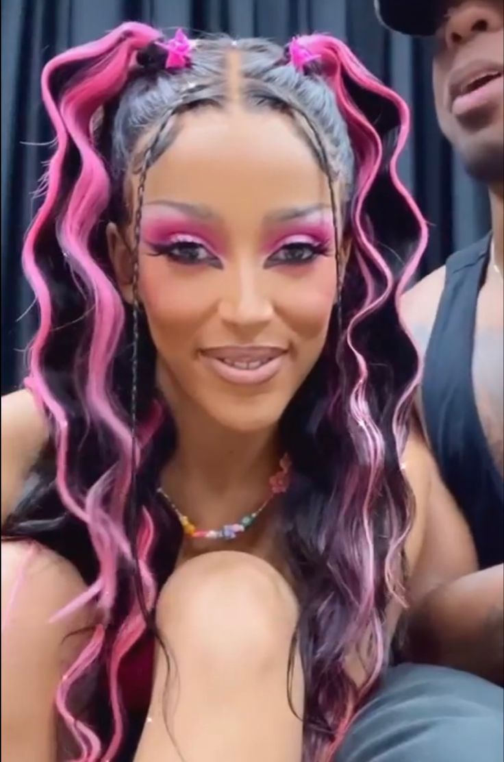 Pink black wig Pink Rave Hair, Black And Neon Pink Hair, Pink Festival Hair, Doja Cat Pink Hair, Pink And Black Rave Outfit, Doja Cat Hairstyles, Pink Rave Makeup, Festival Hair And Makeup, Black And Pink Makeup