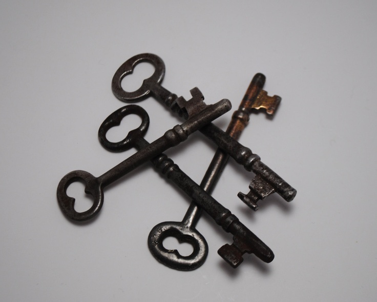 five old keys are arranged in the shape of a heart