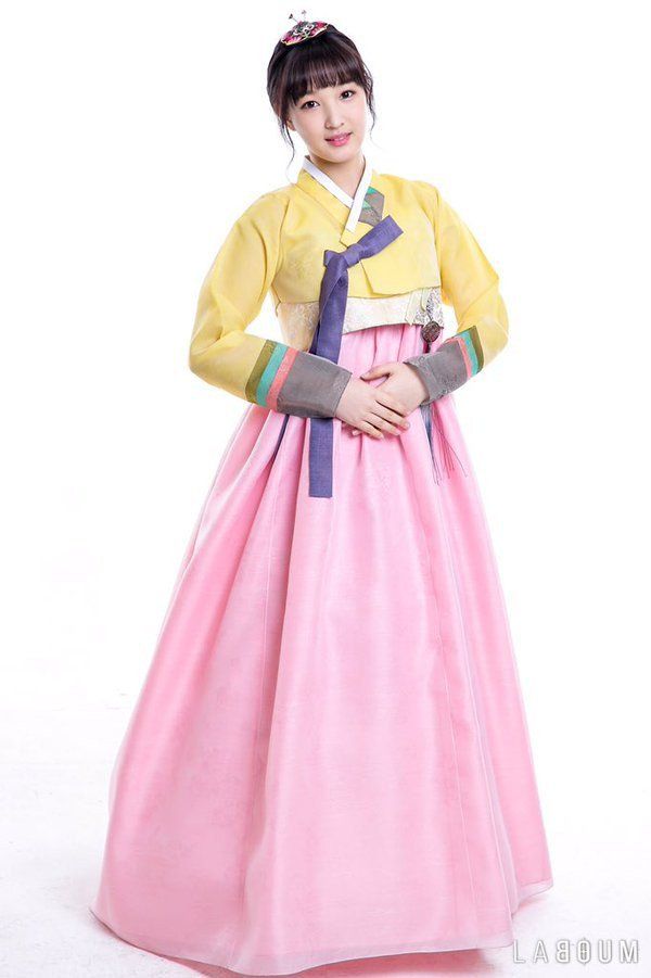 K-Pop Idols Wish Viewers a “Happy Lunar New Year” with Special Photos and Videos | Koogle TV Girls Day Minah, Athletic Wear Fashion, Hanbok Traditional, Korea Hanbok, Fashion Eras, Korean Traditional Clothing, Korea Dress, Korea Traditional, Asian Dresses