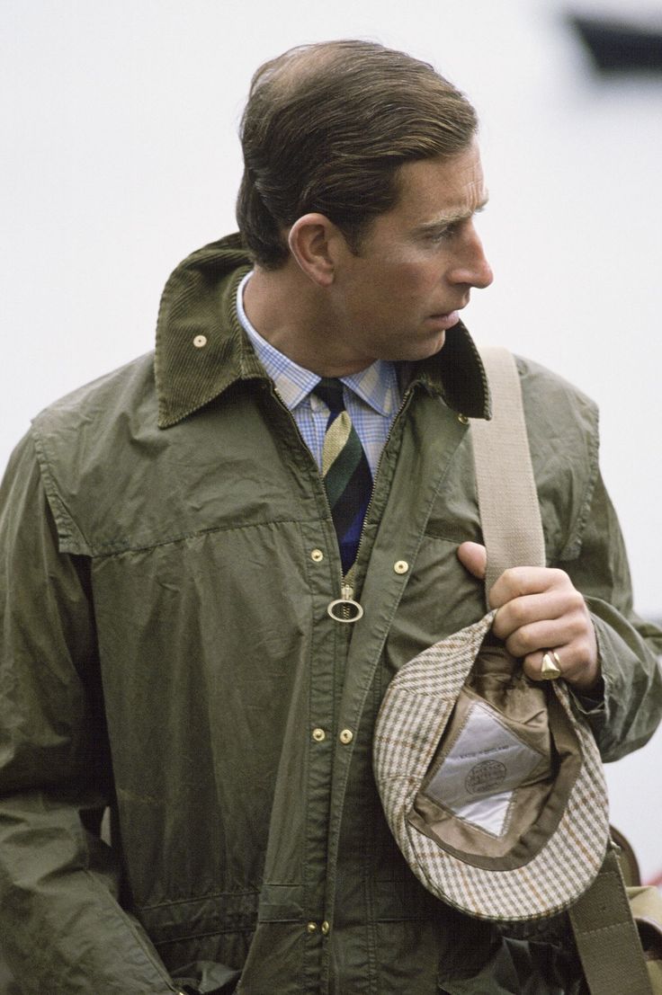 Bedale jacket di Barbour, l'eleganza british per tutti Barbour Bedale, British Country Style, Barbour Style, Quilted Sweater, English Gentleman, Royal Uk, Prince Charles And Camilla, Waxed Cotton Jacket, Barbour Jacket