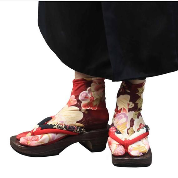 Traditional tabi socks, with the separated toe. High-coloured and ornamented with splendid traditional Japanese patterns, they will be perfect worn with sandals, ballerinas or some geta! Also available in red and purple.Made in Japan, 100% polyester. Japanese Socks, Tabi Socks, Japanese Flower, Japanese Flowers, Japanese Patterns, Japanese Outfits, Womens Casual, Casual Socks, Traditional Japanese