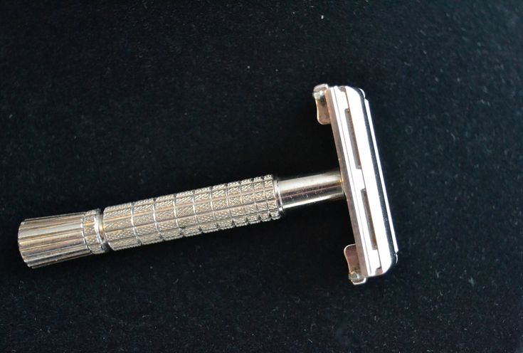 Vintage 1960s G Gillette Razor.  Mid Century Operating Safety Razor by Gillette.  Silver. Vintage Men's Shaving Products. - VAC13 by LuckiestDuck2 on Etsy Gillette Razor, Shaving Products, Mens Razors, Mens Shaving, Safety Razor, Vintage 1960s, Shaving, Vintage Men, 1960s