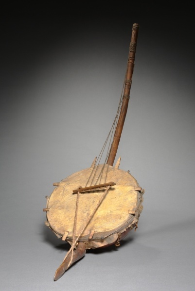 an old wooden instrument with two long sticks sticking out of it's top end