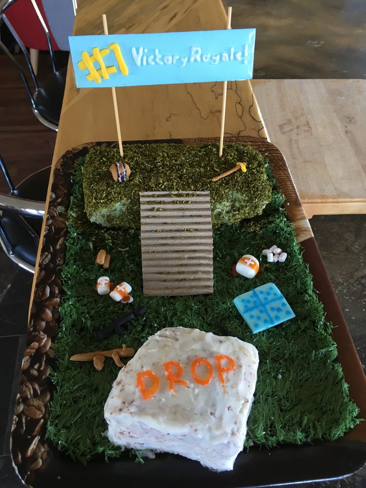 a cake made to look like a golf course with grass and rocks in the middle