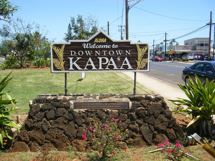 a welcome sign to down town kapaa