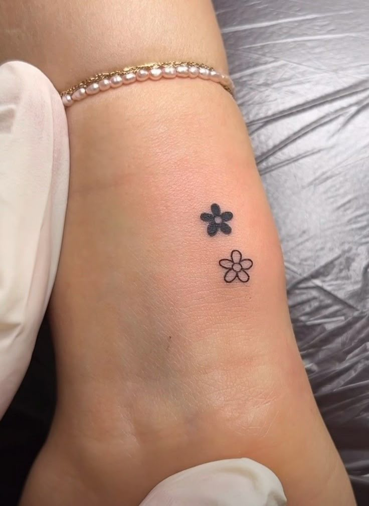 A tiny poppy and tiny daisy instead to represent the boys Clover Tattoo, Cute Simple Tattoos, Basic Tattoos, Small Pretty Tattoos, Woman Tattoo, Petite Tattoos, Sketch Tattoo, Small Hand Tattoos, Classy Tattoos