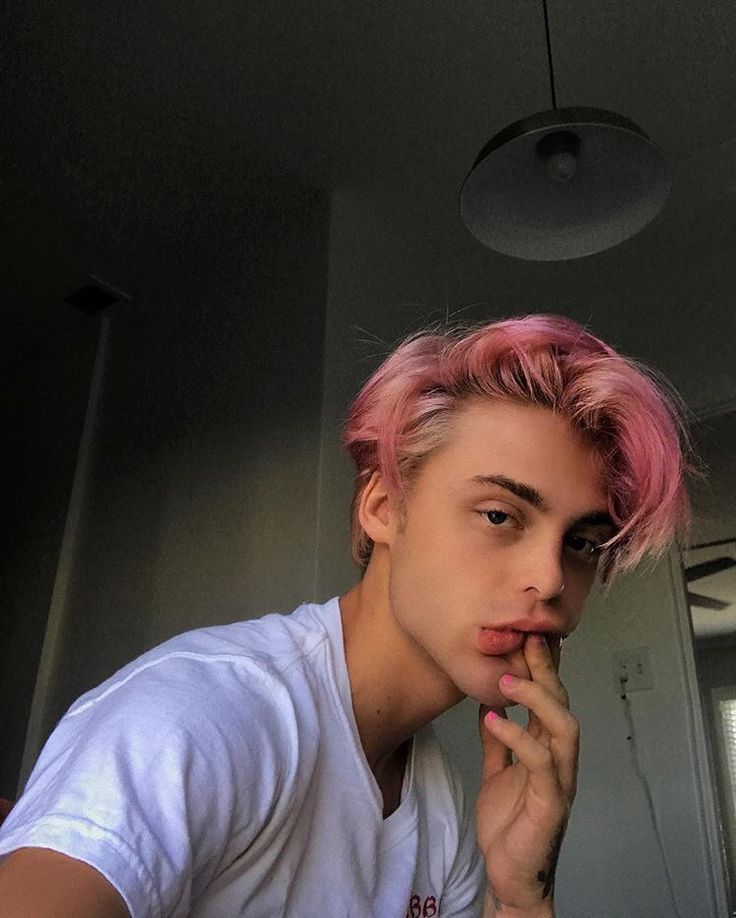 𝘱𝘢𝘷𝘭𝘹𝘷𝘦. （ 🔮 ） Man With Pink Hair, Pink Hair Guy, Boys Dyed Hair, Dyed Hair Men, Dyed Hair Purple, Scene Girl, Mens Hair Colour, Dyed Blonde Hair, Men Hair Color