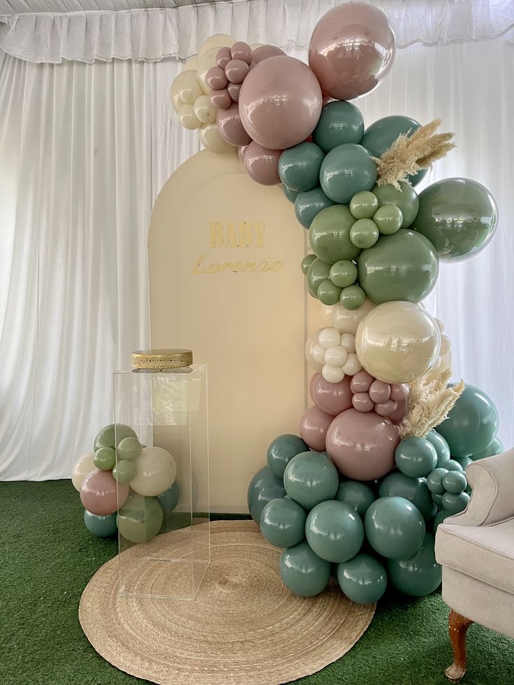 balloons are arranged in the shape of an arch on top of a carpeted area