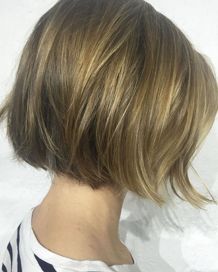 Easy breezy chin-length bobs with gentle texture means you can wash-and-go, with sunkissed golden highlights to enhance the natural base.… Modern Bob Hairstyles, Aline Bob, Kort Bob, Bob Hairstyles For Thick, Polished Hair, Chin Length Bob, Chin Length Hair, Short Straight Hair, Bob Haircuts For Women