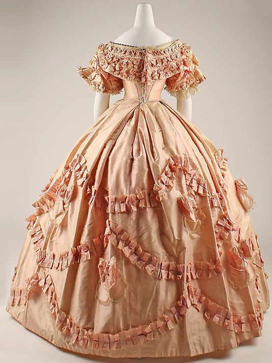 Ball gown, 1860-61, French, view of back and lacing under the bertha. In storage at the Met. 1860s Dresses, Antique Dresses, Victorian Dresses, 1800s Fashion, Fashion Through The Ages, Gaun Fashion, Historical Dress, Historic Fashion, 19th Century Fashion