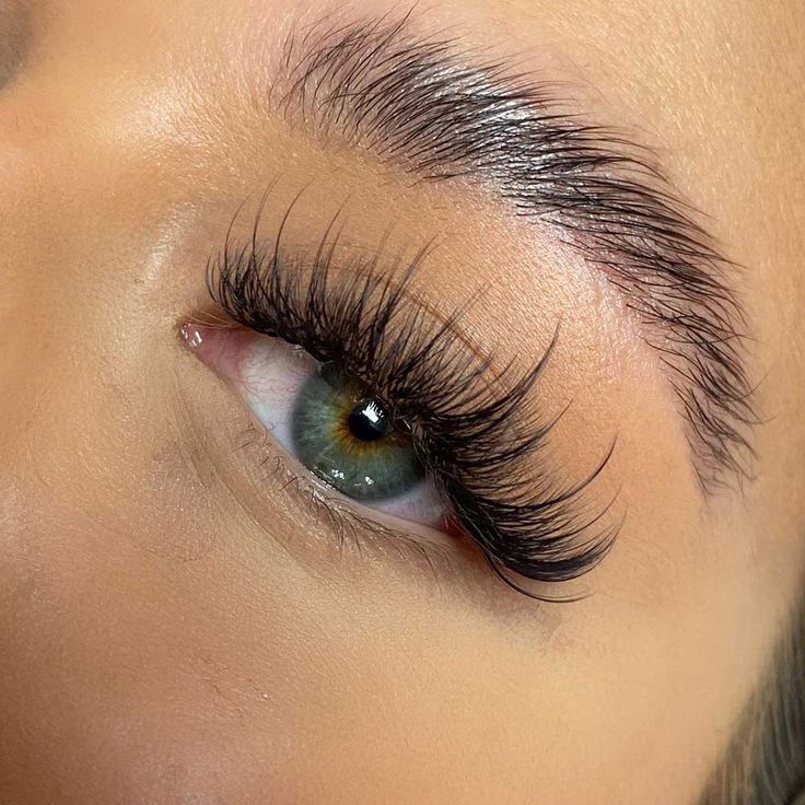 Wispy lashes are achieved by combining eyelash extensions of different lengths and curls. Learn all about wispy lashes styles, mapping, maintenance and more. Lash Inspiration, Eyelashes Growth, Lash Ideas, Natural Fake Eyelashes, Best Lash Extensions, Lashes Fake Eyelashes, Wispy Eyelashes, Lashes Extensions, Cat Eye Lash