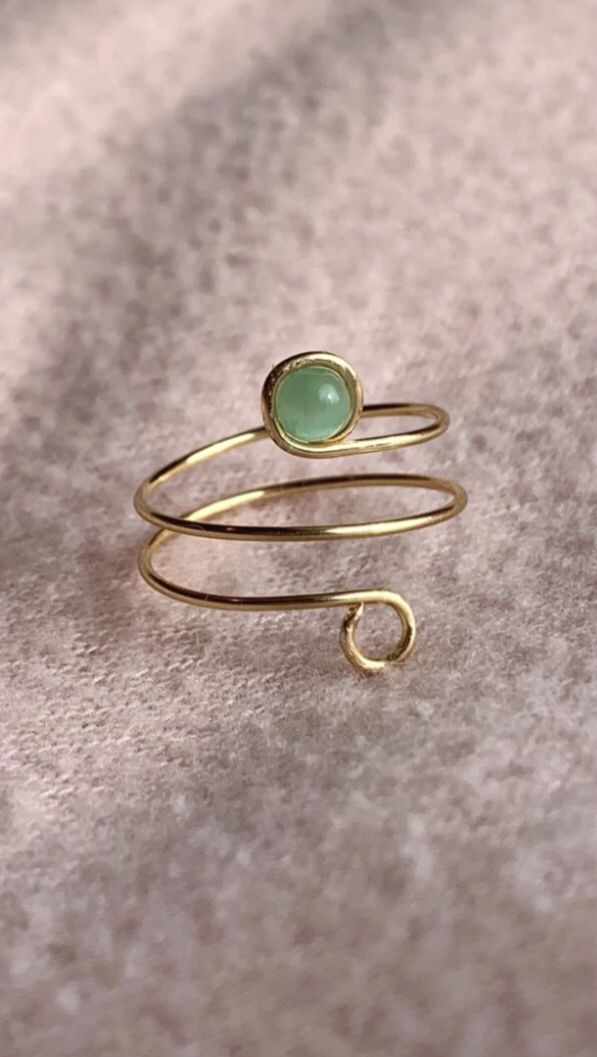 Diy Wire Jewelry Rings, Ring With Emerald, Wire Jewelry Rings, Diy Jewelry Rings, Style Tips And Tricks, Wire Wrap Jewelry Designs, Color Tips, Wire Wrapped Jewelry Diy, Diy Ring