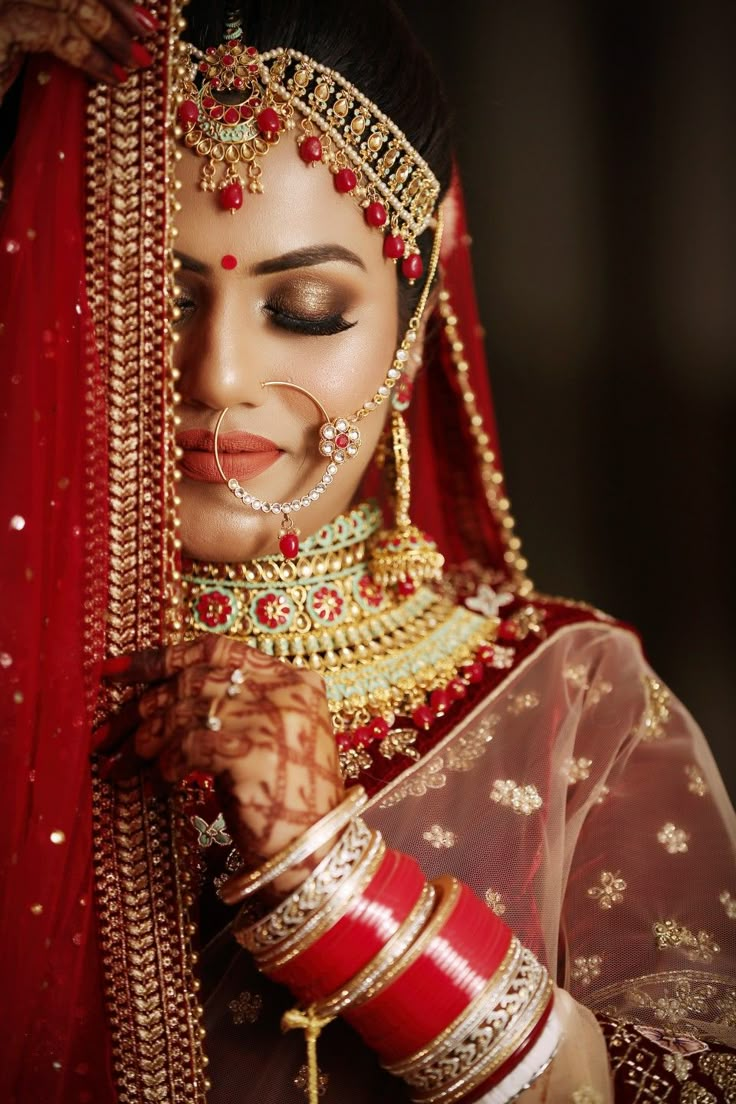 Close Up Photography Wedding Photos, Bride Candid Poses, Bridal Close Up Photos, Bride Closeup Photography, Bridal Dulhan Pic, Bride Makeup Photoshoot, Wedding Candid Photos, South Indian Couple Wedding, Wedding Closeup Photography