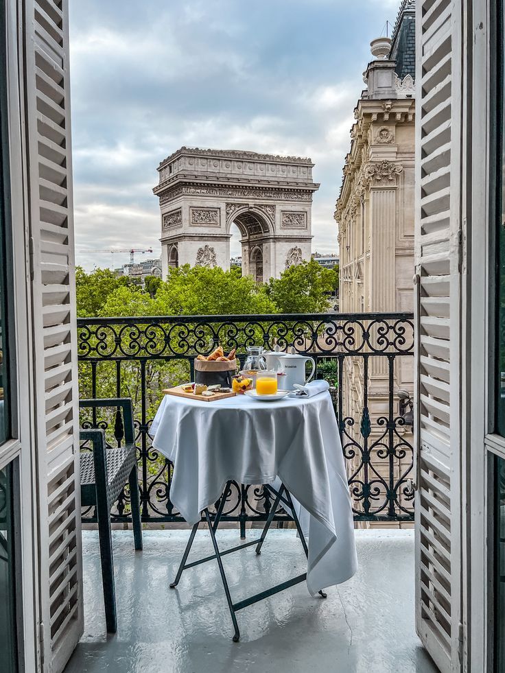 Breakfast with a view of the Arc de Triomphe in Paris Breakfast With A View, Paris In Spring, Chicago Pictures, Vintage Photo Booths, Byzantine Architecture, Mykonos Town, Path Ideas, Cool Optical Illusions, Best Instagram Photos