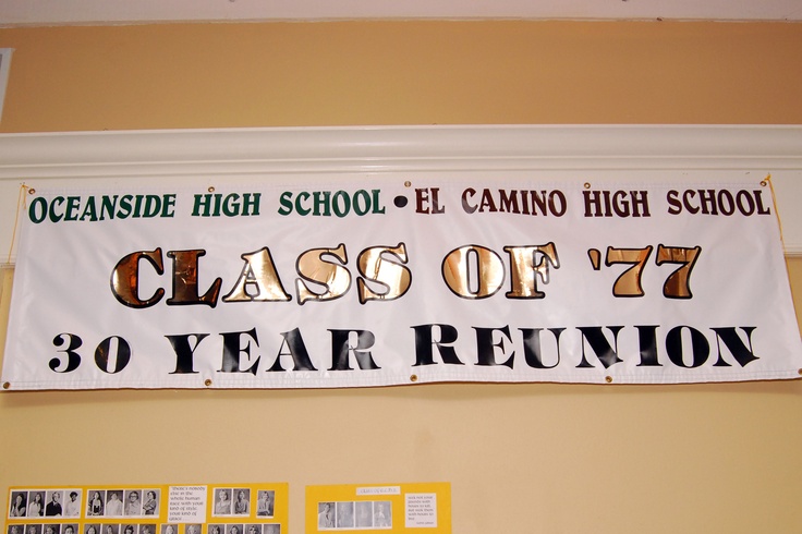 a banner hanging on the wall that says class of 77 30 year reunion in spanish