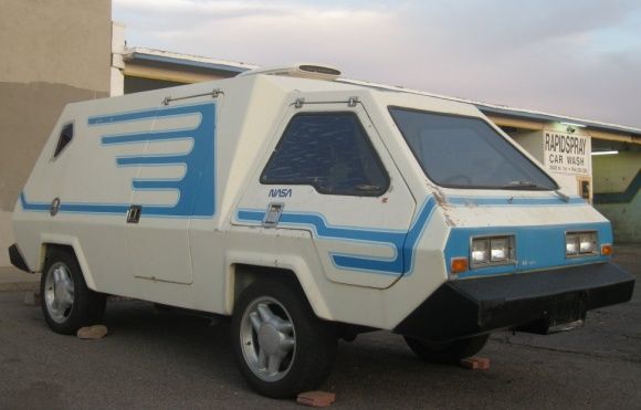 a white and blue vehicle parked in front of a building