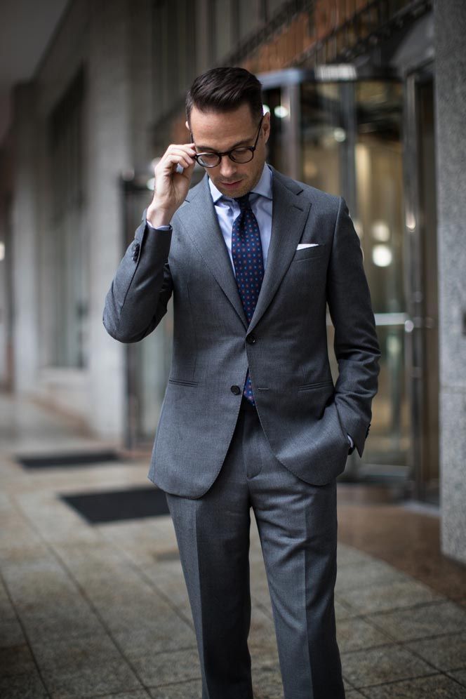 charcoal grey business suit Mens Suit Style, Terno Slim, Grey Wool Suit, Charcoal Gray Suit, Mens Fashion Illustration, Mens Fashion Sweaters, Mens Fashion Casual Winter, Mens Fashion Business, Formal Mens Fashion