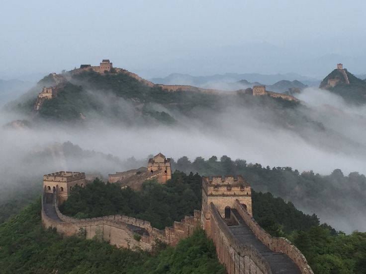 the great wall of china is surrounded by fog