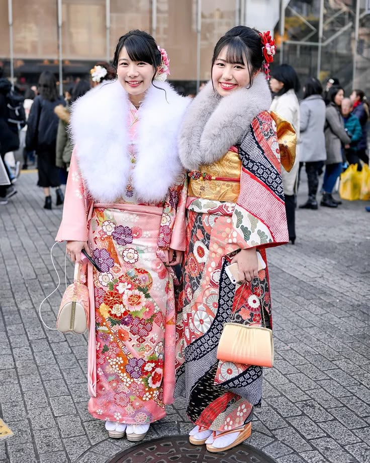 @Tokyo Fashion: Beautiful traditional Japanese furisode kimono on the streets of Shibuya, Tokyo…. Winter Kimono Outfit, Clothes In Japanese, Japan Fashion Casual, Japan Winter Fashion, Japanese Style Clothing, Japanese Fashion Women, Japan Dress, Moda Kimono, Furisode Kimono