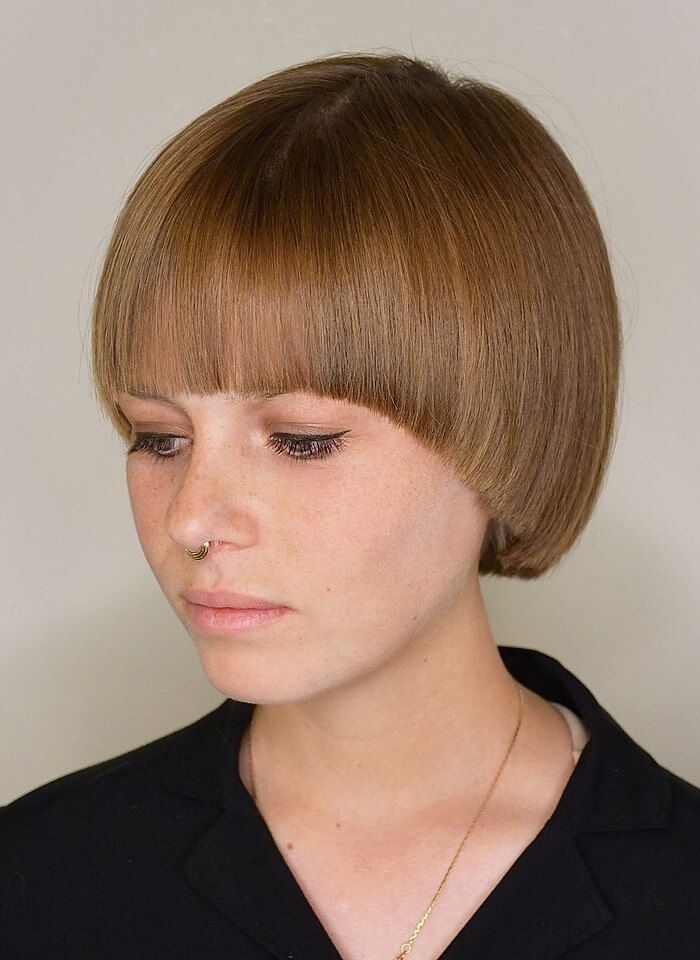 Bowl Haircuts #WomensHaircutsToShowYourStylist Bowl Haircut Women, Bowl Cut Hair, Hairstyle Female, Mushroom Haircut, Pageboy Haircut, Bowl Haircuts, Haircut Pictures, Medium Bob Hairstyles, Athletic Hairstyles