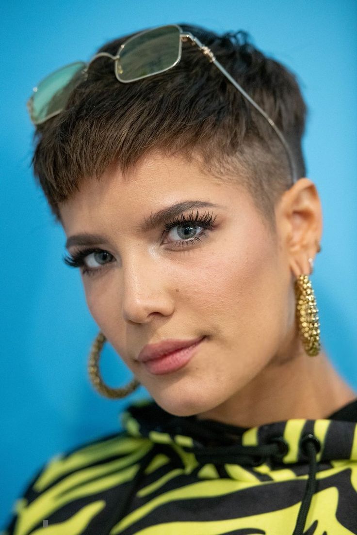 without me halsey ticketicker.com Halsey Haircut, Without Me Halsey, Halsey Short Hair, Dyed Pixie Cut, Halsey Hair, Halsey Style, Pixie Undercut, Short Dark Hair, Short Hair Undercut