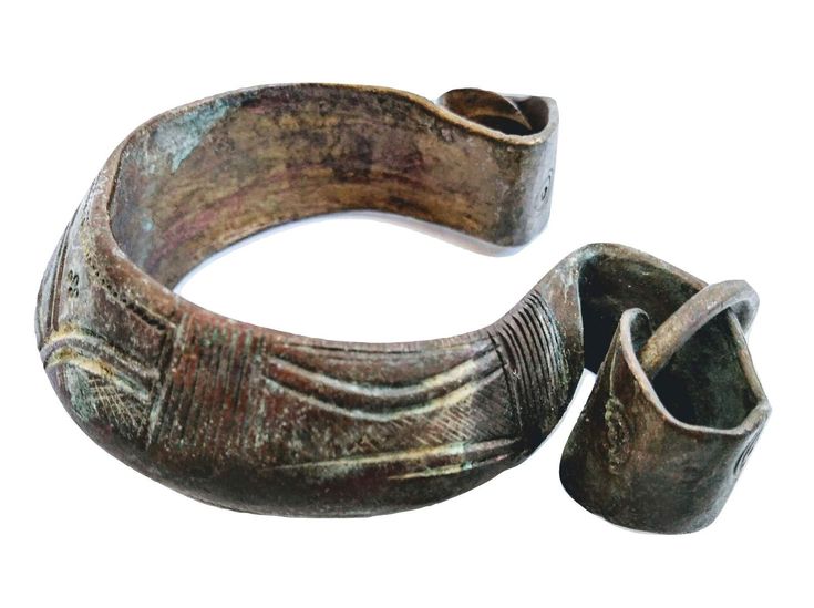 Antique African Niger Baoule Dogon Bronze Copper Manilla Currency Bracelet Bangle Large Tribal Jewellery Jewelry c1910's African Bracelet, African Bracelets, Spanish Words, European Vintage, Bracelet Bangle, Makers Mark, Bracelet Making, Bangle Bracelets, Bangles