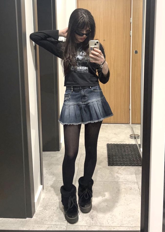 Jean Skirt Black Tights, Denim Skirt Grunge Outfit, Alt Jean Skirt Outfits, 2000s Jean Skirt Outfit, Y2k Outfit With Skirt, Grunge Jean Skirt Outfits, Emo Outfits With Skirt, Grunge Denim Skirt Outfit, Short Jean Skirt Outfits Y2k