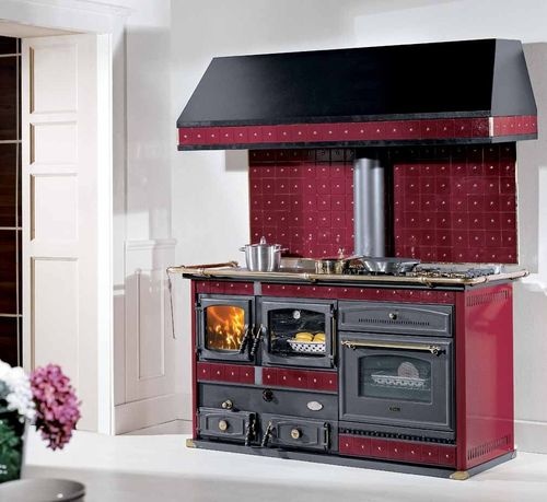 an old fashioned stove in the middle of a room