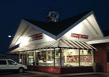 a fast food restaurant is lit up at night