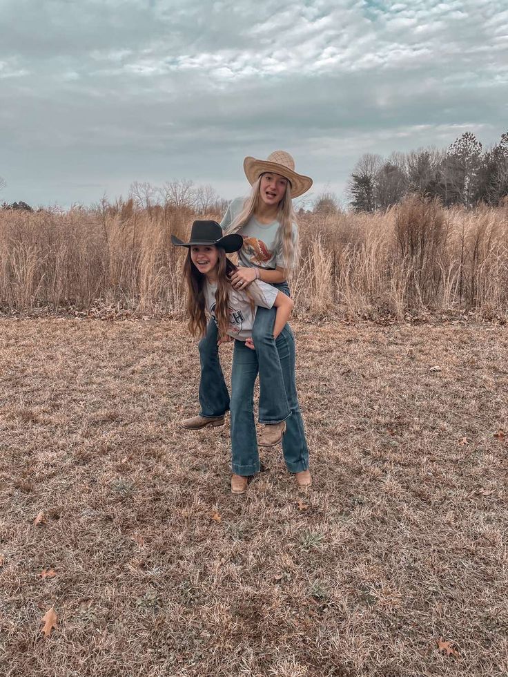 Morgen Wallen Concert Outfit, Country Best Friend Pictures, Country Poses, Country Pics, Country Best Friends, Country Playlist, Bestie Things, Foto Cowgirl, Western Girl Outfits