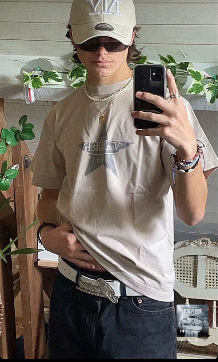 aesthetic skater y2k outfit style brown Aesthetic Outfit For Men, Indie Core Aesthetic, Takashi Murakami Pillow, Murakami Pillow, Boy Aesthetics, Indie Core, Rockstar Fashion, Style Tiktok, Gay Aesthetic