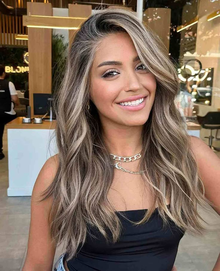 Full Balayage Brunettes Blondes, Black Hair With Blonde Highlights, Rambut Brunette, Brown Hair With Blonde, Hair With Blonde Highlights, Nails Brown, New Hair Ideas, Brunette Hair With Highlights, 2023 Hair